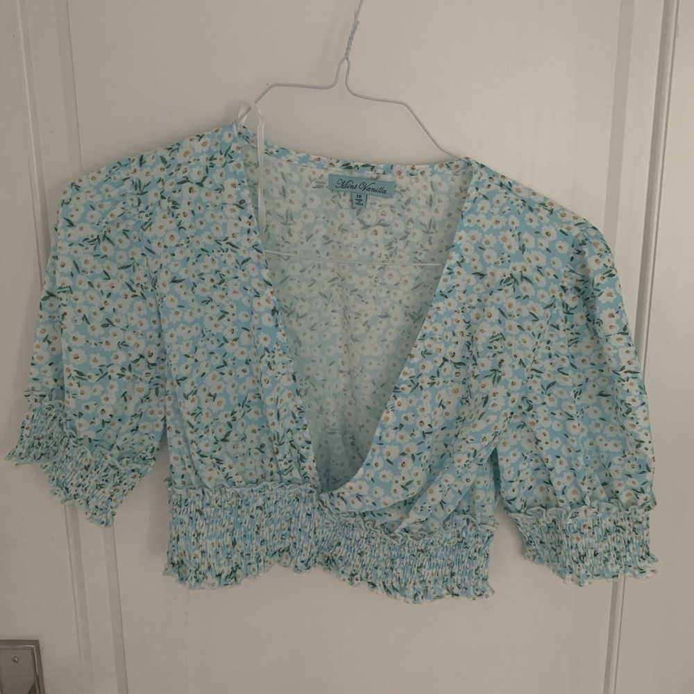 Crop top with ruffled sleeves and stomach